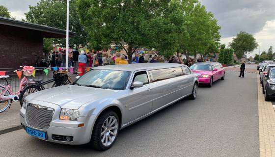 Twee limousines om alle kinderen voor te rijden bij de rode loper