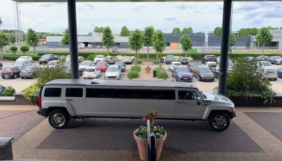 Hummer stretch limousine bij Hotel van der Valk Duiven